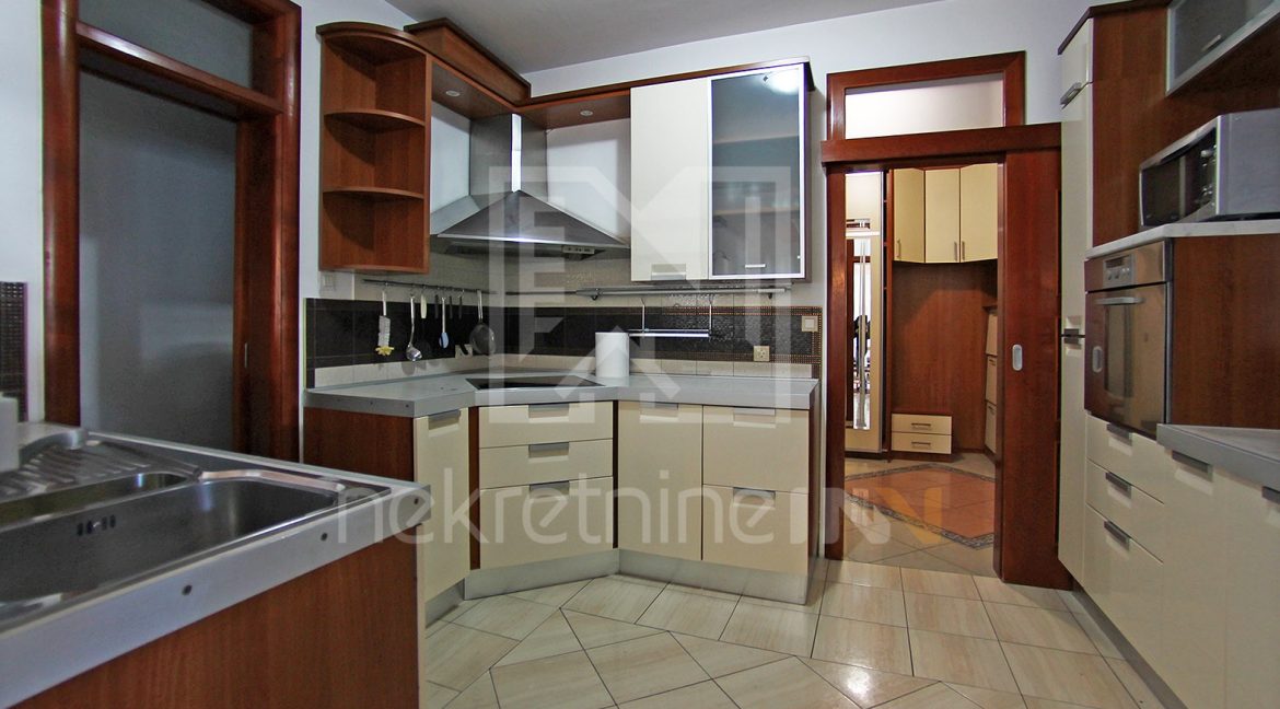 daje se u najam trosoban namješten stan u centru mostara prodajni centar rondo