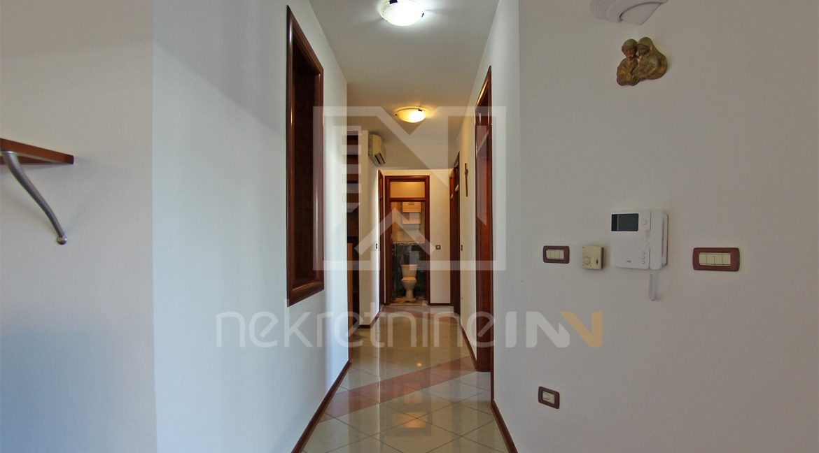 daje se u najam trosoban namješten stan u centru mostara prodajni centar rondo