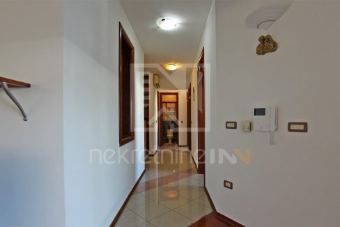 daje se u najam trosoban namješten stan u centru mostara prodajni centar rondo