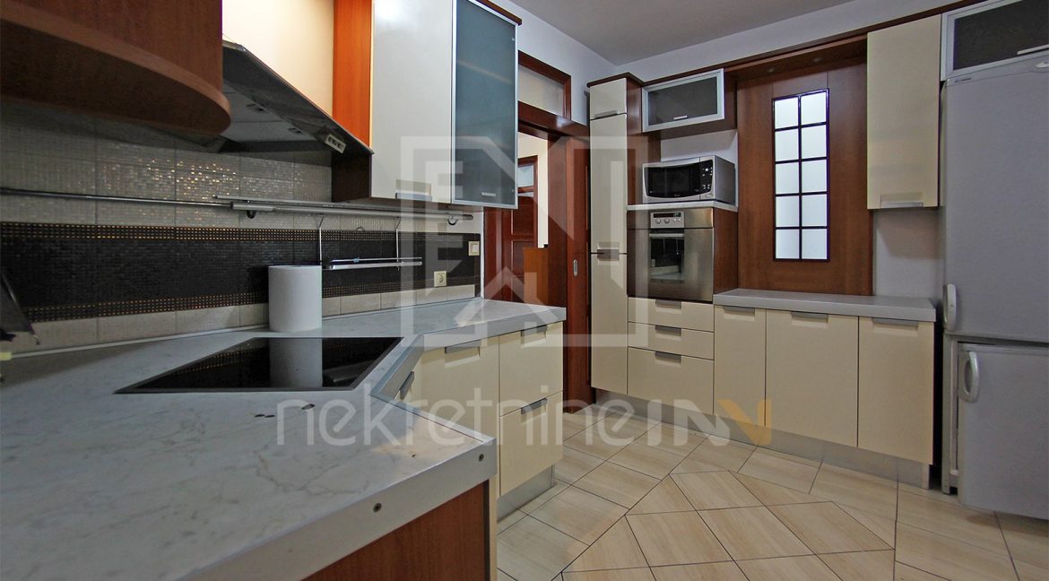 daje se u najam trosoban namješten stan u centru mostara prodajni centar rondo