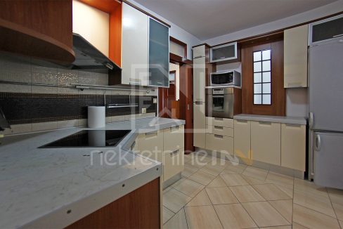 daje se u najam trosoban namješten stan u centru mostara prodajni centar rondo