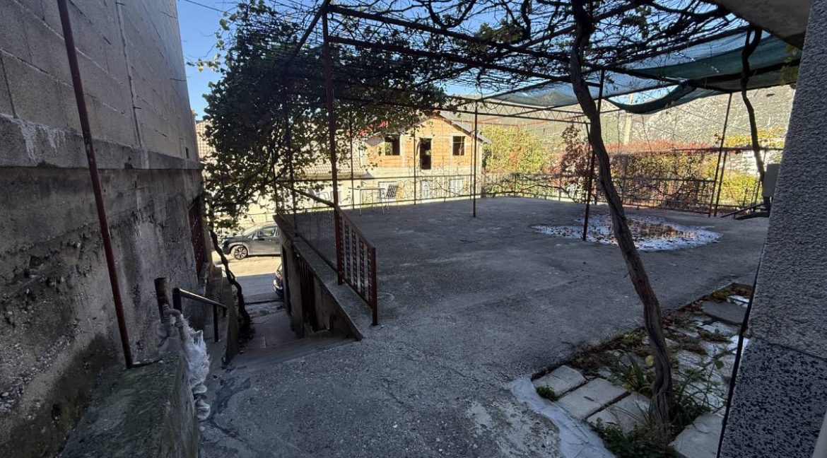 Muje Pašića Kuća Prodaja NekretnineInn Pogled Na Cijeli Balkon