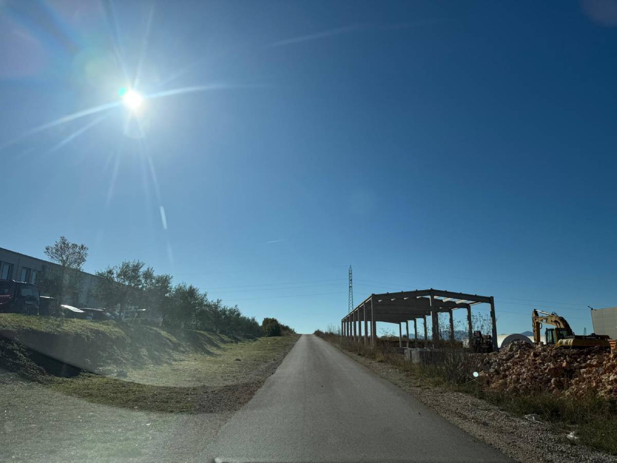 Prodaje se parcela u poslovnoj zoni Cerno