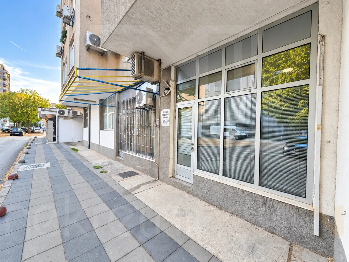 Kompletno opremljen frizerski salon – uselite i radite odmah!