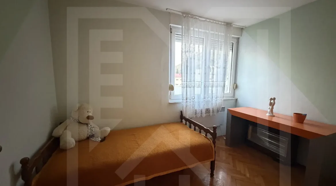 Daje se u najam Trosoban Stan u Ulici Akademika Ivana Zovke -NekretnineInn